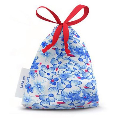 Modrý sáček na menstruační kalíšek